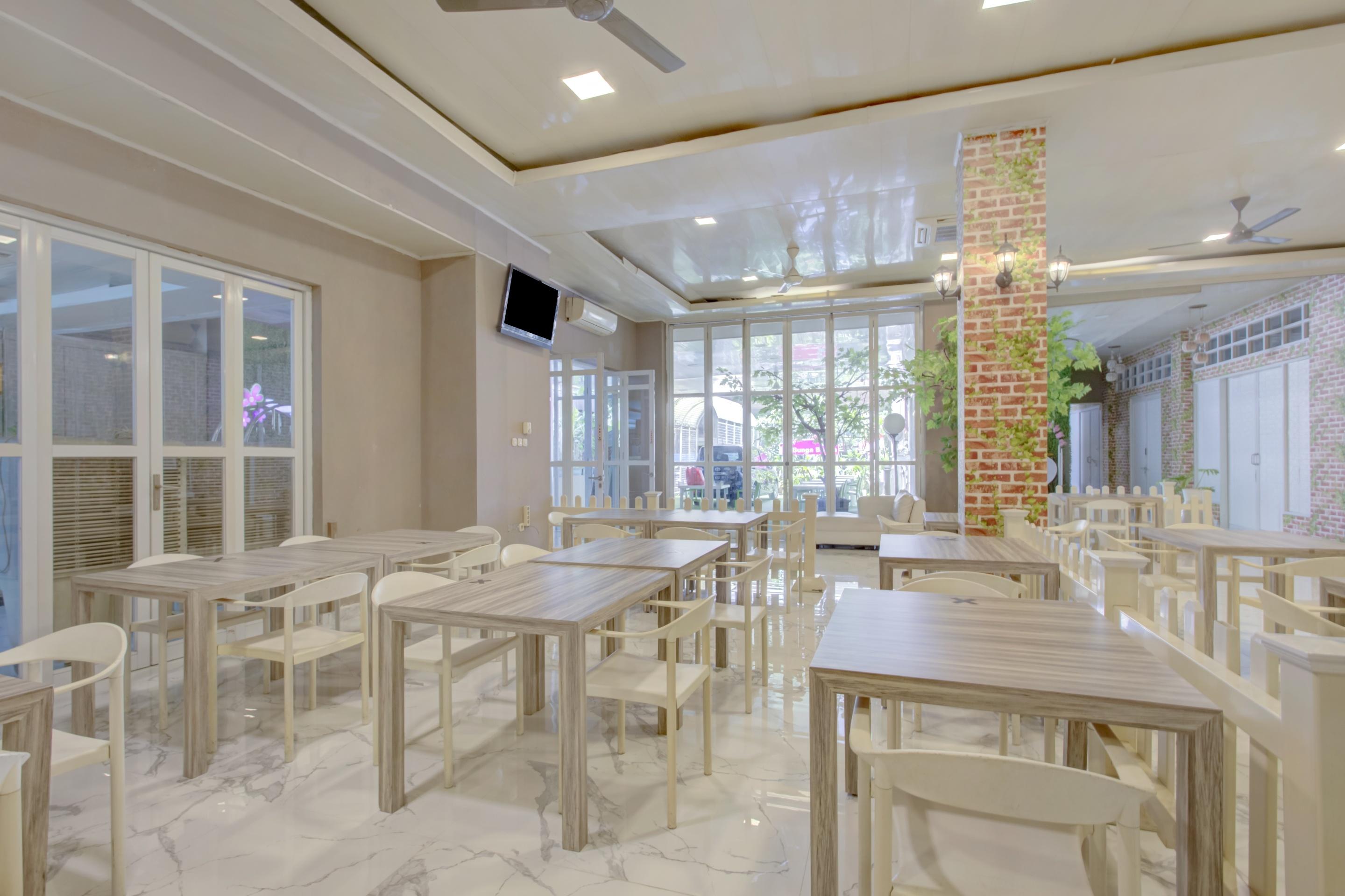 Bunga Bunga Hotel 3*